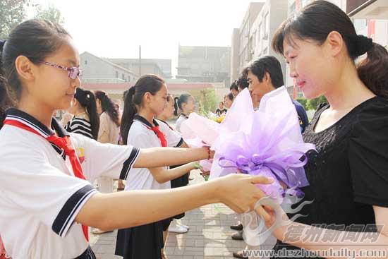 德州黎明街小学举行毕业典礼