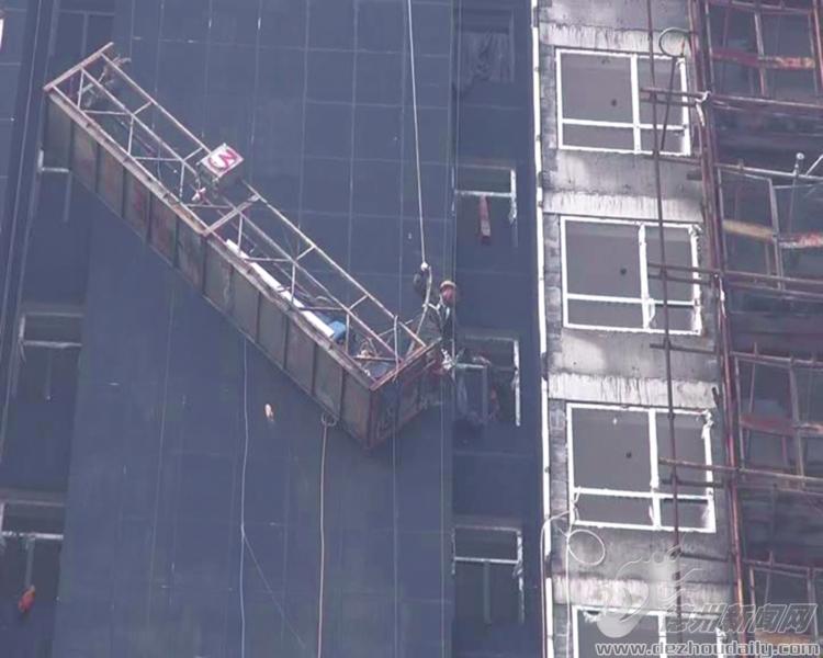 在夏津县某在建工地中,两名外墙施工工人在14楼外作业时,吊篮一侧的