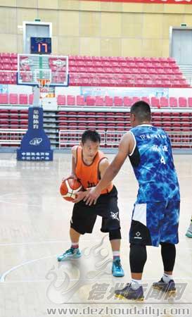 山东省百县篮球德州赛区决赛48岁球员柴洪贞表现格外抢眼