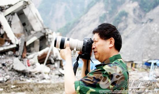 2008年,在汶川地震灾区采访