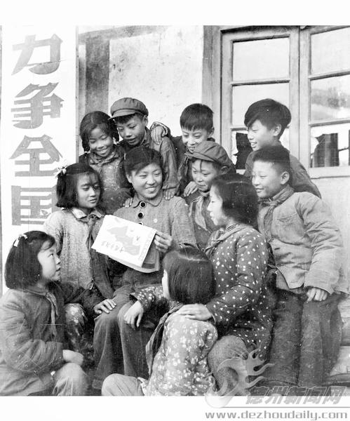 上世纪70年代的工农兵照相馆,红卫兵的打扮最时髦.